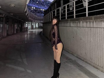 Namun, berbeda dari artis-artis Korea lainnya, Jennie BLACKPINK tak hanya turut mendatangi stadium tour yang berlangsung selama dua hari berturut-turut tersebut, tetapi juga tampil sebagai special guest. / Foto: instagram.com/jennierubyjane