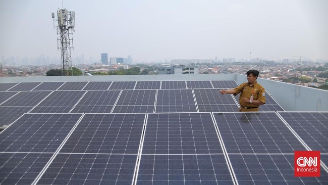 Panel surya di SDN Pejaten Timur 11, Jakarta, Selasa (13/10/2026). (CNN Indonesia/Adhi Wicaksono)