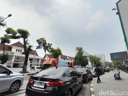 Pengendara Keluhkan 2 Sisi Tepi Jalan Pengadilan Medan Dipakai Parkir Kendaraan