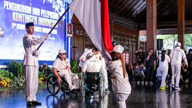 Atlet National Paralympic Committee (NPC) Indonesia mencium bendera Merah Putih saat Pengukuhan dan Pelepasan Kontingen Indonesia Asian Para Games 2026 di Balai Kota Solo, Jawa Tengah, Senin (12/10/2026). Indonesia mengirim 103 atlet yang akan bertan