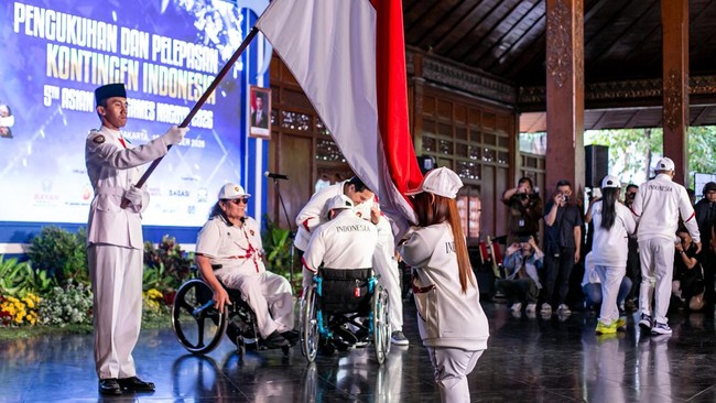Atlet National Paralympic Committee (NPC) Indonesia mencium bendera Merah Putih saat Pengukuhan dan Pelepasan Kontingen Indonesia Asian Para Games 2026 di Balai Kota Solo, Jawa Tengah, Senin (12/10/2026). Indonesia mengirim 103 atlet yang akan bertan