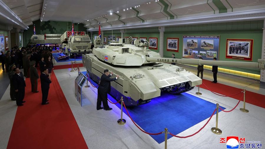 Pemimpin Korea Utara Kim Jong Un, istrinya Ri Sol Ju, dan putrinya Kim Ju Ae menghadiri upacara pembukaan Museum Revolusi Pertahanan Nasional milik Komite Ekonomi Kedua Korea Utara pada 11 Oktober 2026, dalam foto yang dirilis oleh kantor berita resmi Korea Utara, Korean Central News Agency.