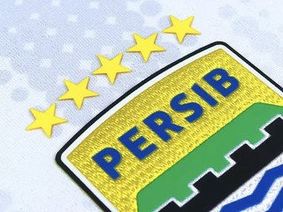 Gaya Blokecore buat Nongkrong, Cara Pakai Jersey Bola Biar Cocok