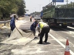 Muatan Terlalu Tinggi, Pikap Bawa Kerupuk Terguling di Tol Sidoarjo