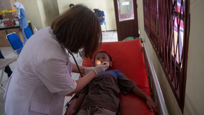 Dokter memeriksa anak dengan gejala ISPA di Posko Layanan Kesehatan Gratis di Kertapati, Palembang, Sumatera Selatan, Selasa (13/10/2026).