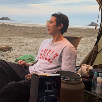 Menikmati Waktu Bersantai, Ahn Bo Hyun Bagikan Momen Camping di Tepi Pantai