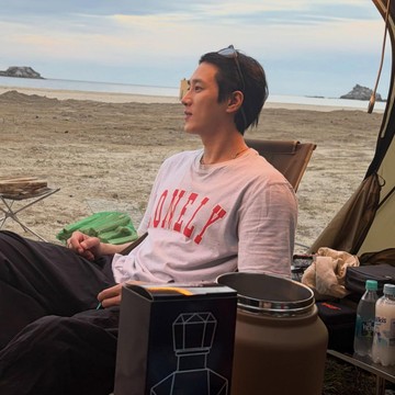 Menikmati Waktu Bersantai, Ahn Bo Hyun Bagikan Momen Camping di Tepi Pantai