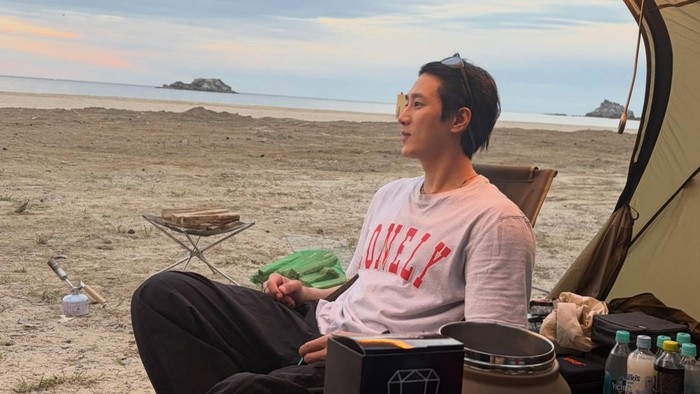 Menikmati Waktu Bersantai, Ahn Bo Hyun Bagikan Momen Camping di Tepi Pantai