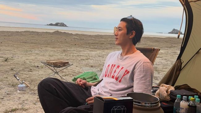 Menikmati Waktu Bersantai, Ahn Bo Hyun Bagikan Momen Camping di Tepi Pantai
