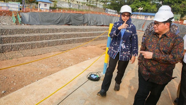 Gubernur DKI Jakarta Pramono Anung (kanan) mendengarkan penjelasan dari Kepala Dinas Sumber Daya Air (SDA) Provinsi DKI Jakarta Ika Agustin Ningrum (kiri) saat mengunjungi proyek pembangunan Embung Kebagusan di Jakarta, Selasa (13/10/2026). Pembangun
