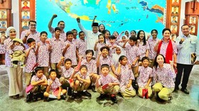 Presiden Prabowo Subianto menjelajahi area Museum Nasional Indonesiayang juga dikenal dengan nama Museum Gajahbersama sejumlah anak sekolah dalam rangka Hari Museum Indonesia yang diperingati setiap tanggal 12 Oktober. Di Museum Gajah, Jakarta, Senin