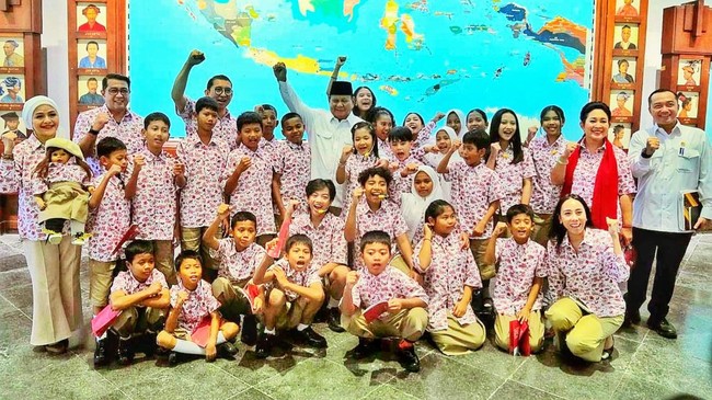 Presiden Prabowo Subianto menjelajahi area Museum Nasional Indonesiayang juga dikenal dengan nama Museum Gajahbersama sejumlah anak sekolah dalam rangka Hari Museum Indonesia yang diperingati setiap tanggal 12 Oktober. Di Museum Gajah, Jakarta, Senin