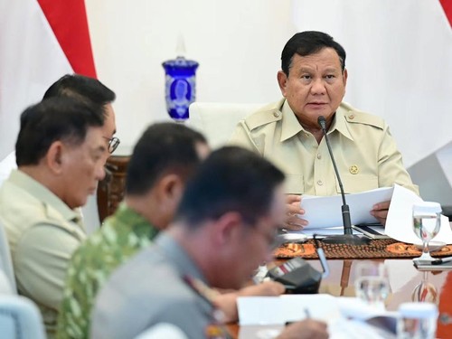 Presiden RI Prabowo Subianto memimpin rapat terbatas membahas penanganan kebakaran hutan dan lahan (karhutla) secara hybrid dari Istana Merdeka, Jakarta, Senin (12/10) malam.