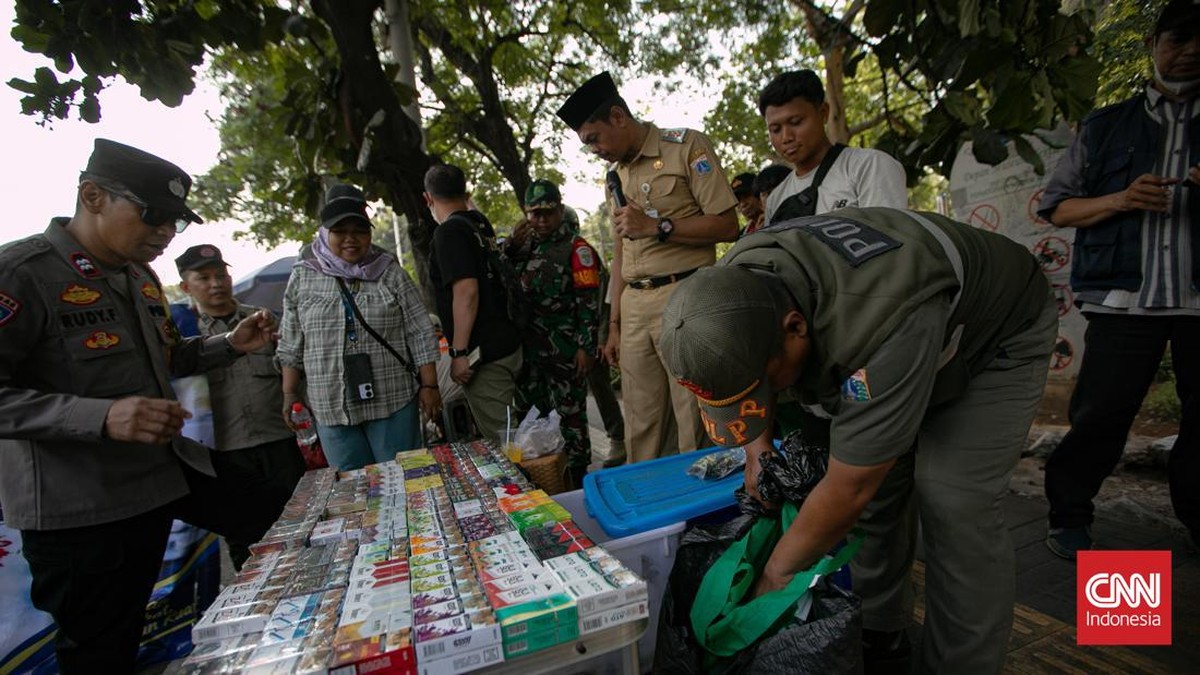 Petugas gabungan dari Satuan Polisi Pamong Praja (Satpol PP), kepolisian, dan Kelurahan Kota Bambu Selatan melakukan razia peredaran obat tramadol di kawasan Kota Bambu Selatan, Palmerah, Jakarta,, Selasa (13/10/2026). (CNN Indonesia/Adi ibrahim)