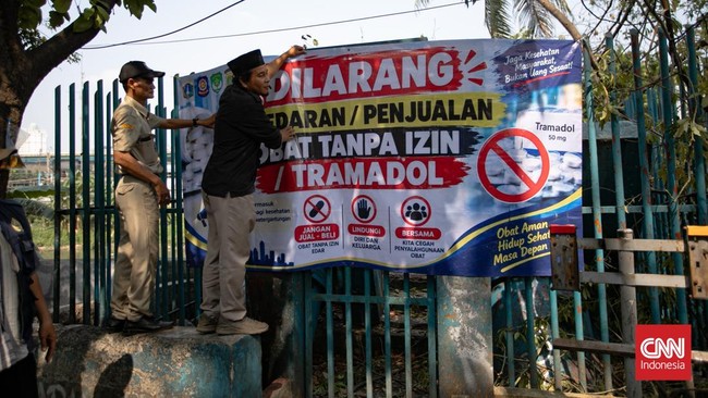 Petugas gabungan dari Satuan Polisi Pamong Praja (Satpol PP), kepolisian, dan Kelurahan Kota Bambu Selatan melakukan razia peredaran obat tramadol di kawasan Kota Bambu Selatan, Palmerah, Jakarta,, Selasa (13/10/2026). (CNN Indonesia/Adi ibrahim)