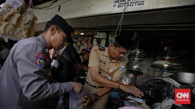 Petugas gabungan dari Satuan Polisi Pamong Praja (Satpol PP), kepolisian, dan Kelurahan Kota Bambu Selatan melakukan razia peredaran obat tramadol di kawasan Kota Bambu Selatan, Palmerah, Jakarta,, Selasa (13/10/2026). (CNN Indonesia/Adi ibrahim)