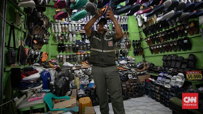 Petugas gabungan dari Satuan Polisi Pamong Praja (Satpol PP), kepolisian, dan Kelurahan Kota Bambu Selatan melakukan razia peredaran obat tramadol di kawasan Kota Bambu Selatan, Palmerah, Jakarta,, Selasa (13/10/2026). (CNN Indonesia/Adi ibrahim)
