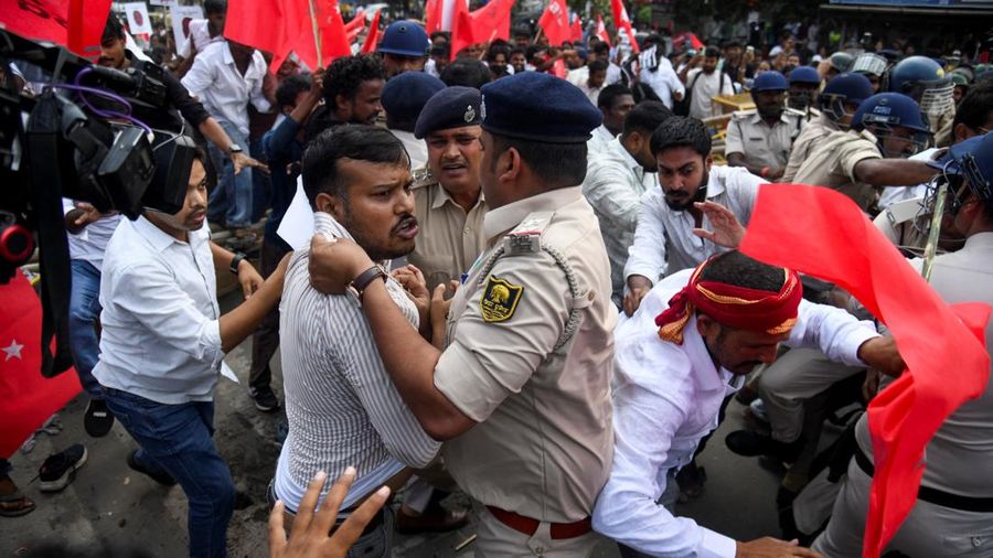 Ricuh saat demonstrasi menuntut pengunduran diri ketua komisi pemilihan atas revisi daftar pemilih yang kontroversial di India, Selasa (13/10/2026). (REUTERS/Sonu Kishan) Ricuh saat demonstrasi menuntut pengunduran diri ketua komisi pemilihan atas revisi daftar pemilih yang kontroversial di India, Selasa (13/10/2026). (REUTERS/Sonu Kishan)