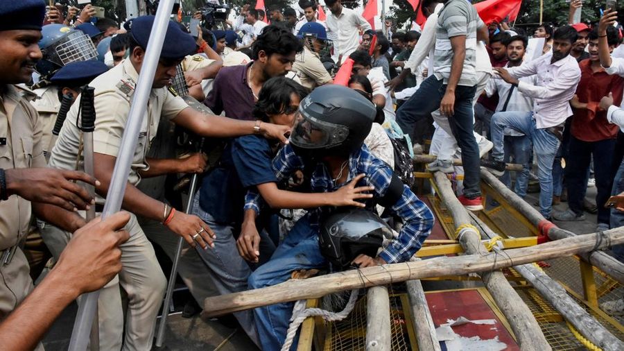 Ricuh saat demonstrasi menuntut pengunduran diri ketua komisi pemilihan atas revisi daftar pemilih yang kontroversial di India, Selasa (13/10/2026). (REUTERS/Sonu Kishan) Ricuh saat demonstrasi menuntut pengunduran diri ketua komisi pemilihan atas revisi daftar pemilih yang kontroversial di India, Selasa (13/10/2026). (REUTERS/Sonu Kishan)