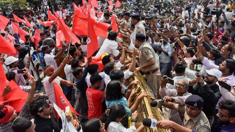 Ricuh saat demonstrasi menuntut pengunduran diri ketua komisi pemilihan atas revisi daftar pemilih yang kontroversial di India, Selasa (13/10/2026). (REUTERS/Sonu Kishan) Ricuh saat demonstrasi menuntut pengunduran diri ketua komisi pemilihan atas revisi daftar pemilih yang kontroversial di India, Selasa (13/10/2026). (REUTERS/Sonu Kishan)