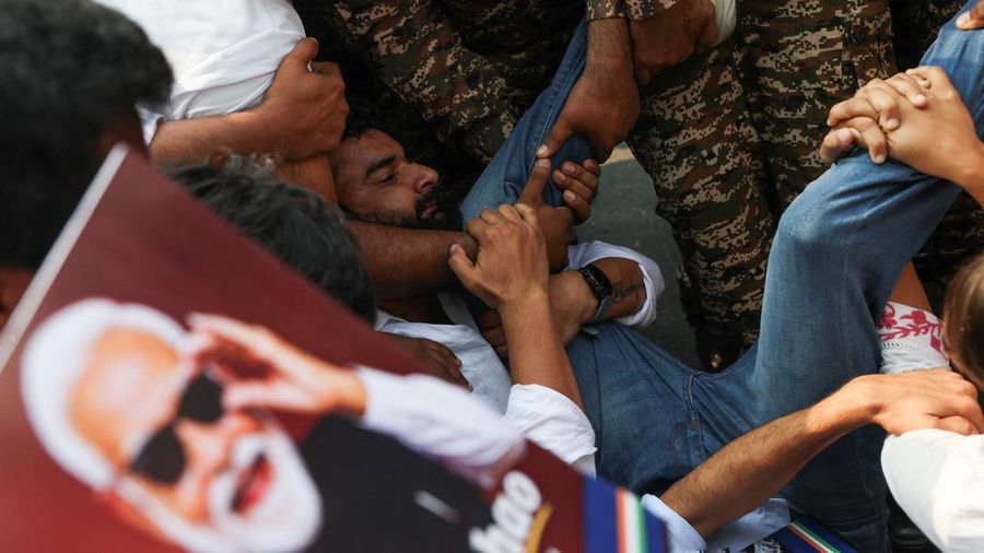 Ricuh saat demonstrasi menuntut pengunduran diri ketua komisi pemilihan atas revisi daftar pemilih yang kontroversial di India, Selasa (13/10/2026). (REUTERS/Priyanshu Singh)