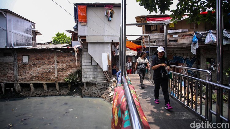 Sejumlah warga menempati kontrakan petak di kawasan Jati Baru&comma; Kampung Bali&comma; Tanah Abang&comma; Jakarta&comma; Selasa &lpar;13&sol;10&sol;2026&rpar;&period;&NewLine;&NewLine;Di kawasan permukiman padat tersebut&comma; sebagian pemilik kontrakan mulai menerapkan sistem pembayaran harian untuk memudahkan penyewa mengatur pengeluaran&period; Salah satunya Oni&comma; yang telah memberlakukan sistem tersebut selama tiga bulan terakhir dengan tarif Rp30 ribu per hari&period;