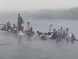 Sampan Bawa 37 Pelajar Terbalik di Sikakap Mentawai