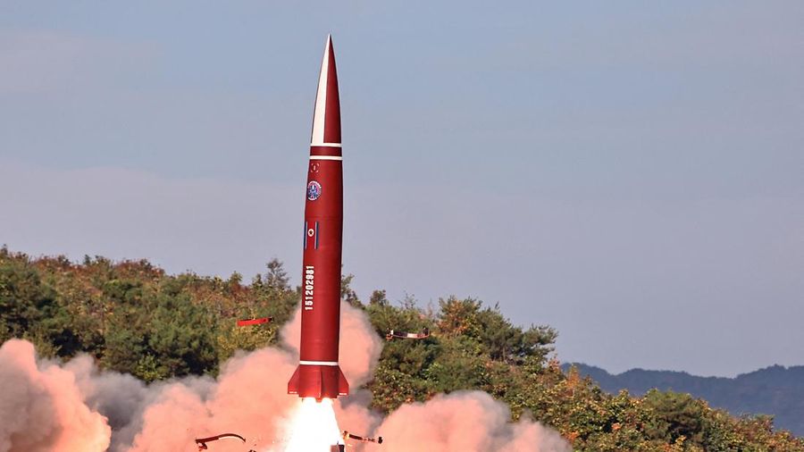 Sebuah rudal balistik taktis diluncurkan dalam sebuah uji coba di Korea Utara pada 12 Oktober 2026menurut Korean Central News Agency (KCNA)dalam foto yang dirilis oleh kantor berita resmi Korea Utara tersebut. (KCNA/via REUTERS)