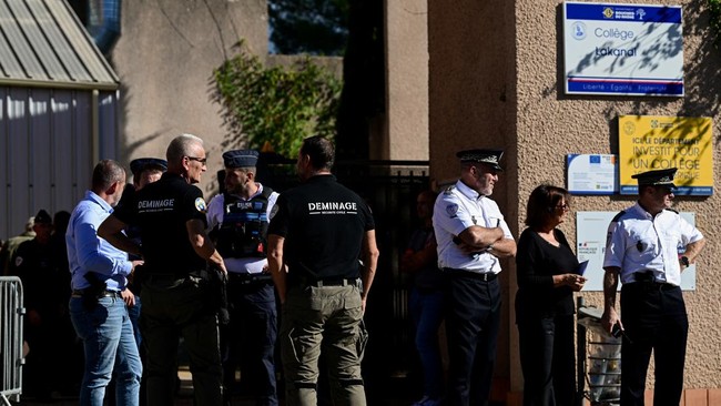 A bomb disposal team deploys to Joseph-Lakanal Middle School ahead of the arrival of France's Interior Minister and Education Minister after a headmaster was injured by a hunting rifle shot and a teenager was arrested in Aubagne, southern France on O