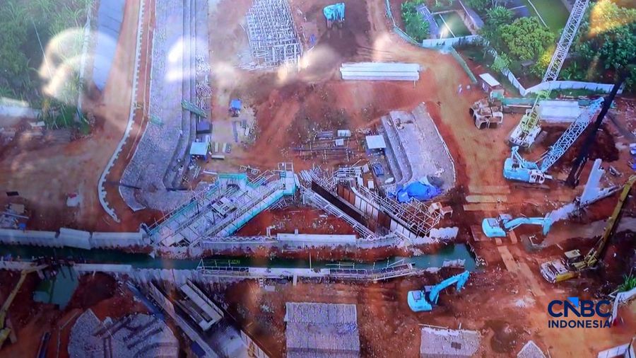 Suasana proyek pembangunan Embung Kebagusan di Jalan Baung, Kelurahan Kebagusan, Pasar Minggu, Jakarta Selatan, Selasa (13/10/2026). (CNCB Indonesia/Muhammad Sabki)