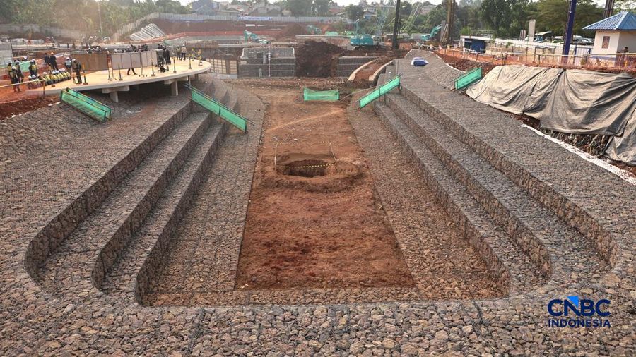 Suasana proyek pembangunan Embung Kebagusan di Jalan Baung, Kelurahan Kebagusan, Pasar Minggu, Jakarta Selatan, Selasa (13/10/2026). (CNCB Indonesia/Muhammad Sabki)