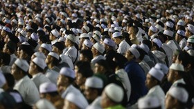 Umat Islam menghadiri Tablig Akbar Majelis Rasulullah SAW di kawasan Silang Monas, Jakarta, Senin (12/10/2026). Tablig Akbar bertajuk Doa untuk Indonesia yang dihadiri ribuan umat Islam dari berbagai wilayah tersebut digelar sebagai upaya spiritual u