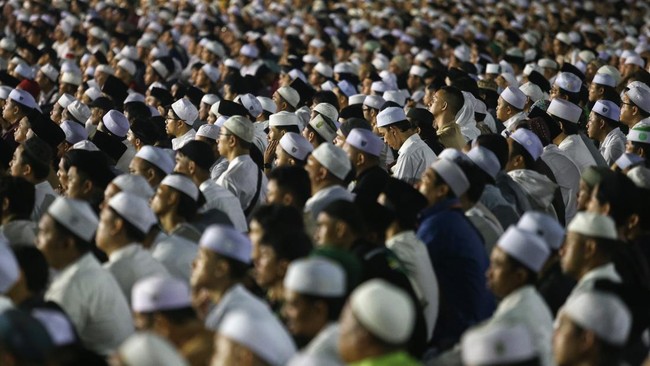 Umat Islam menghadiri Tablig Akbar Majelis Rasulullah SAW di kawasan Silang Monas, Jakarta, Senin (12/10/2026). Tablig Akbar bertajuk Doa untuk Indonesia yang dihadiri ribuan umat Islam dari berbagai wilayah tersebut digelar sebagai upaya spiritual u
