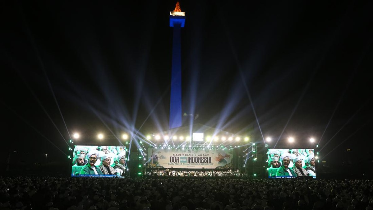 Umat Islam menghadiri Tablig Akbar Majelis Rasulullah SAW di kawasan Silang Monas, Jakarta, Senin (12/10/2026). Tablig Akbar bertajuk Doa untuk Indonesia yang dihadiri ribuan umat Islam dari berbagai wilayah tersebut digelar sebagai upaya spiritual u