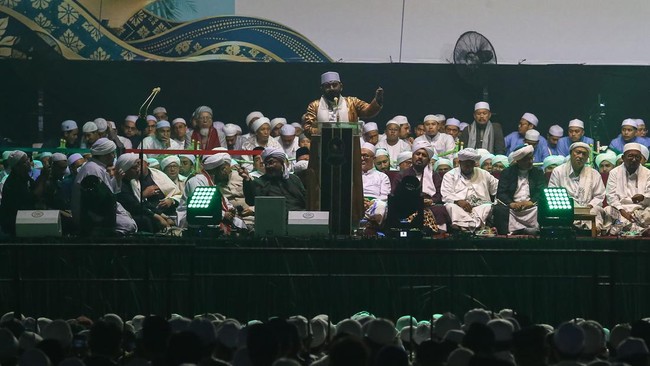 Dewan Syuro Majelis Rasulullah SAW, Habib Nabiel Al Musawa (tengah) menyampaikan sambutan saat Tablig Akbar di kawasan Silang Monas, Jakarta, Senin (12/10/2026). Tablig Akbar bertajuk Doa untuk Indonesia yang dihadiri ribuan umat Islam dari berbagai