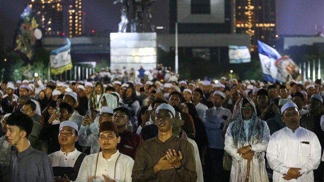 Umat Islam menghadiri Tablig Akbar Majelis Rasulullah SAW di kawasan Silang Monas, Jakarta, Senin (12/10/2026). Tablig Akbar bertajuk Doa untuk Indonesia yang dihadiri ribuan umat Islam dari berbagai wilayah tersebut digelar sebagai upaya spiritual u