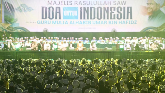 Umat Islam menghadiri Tablig Akbar Majelis Rasulullah SAW di kawasan Silang Monas, Jakarta, Senin (12/10/2026). Tablig Akbar bertajuk Doa untuk Indonesia yang dihadiri ribuan umat Islam dari berbagai wilayah tersebut digelar sebagai upaya spiritual u