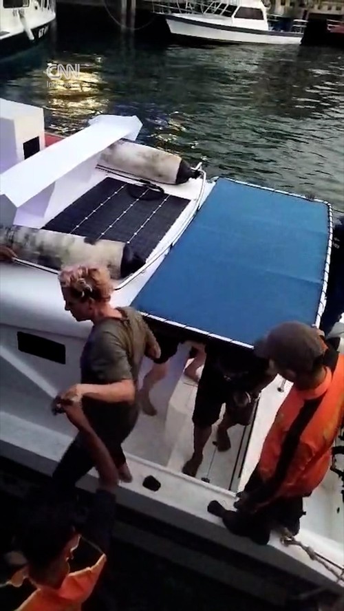 Evakuasi Penumpang KM Feronia yang Terbalik di Labuan Bajo