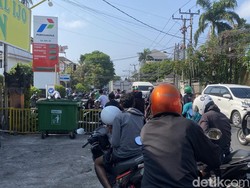 Tahu Bensin Habis, Warga di Denpasar Tetap Antre di SPBU