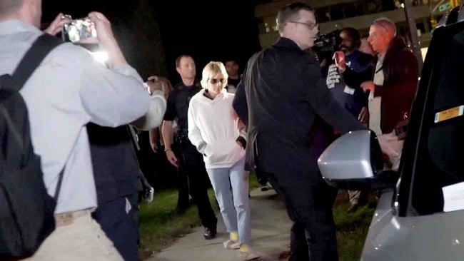 Aktris Selma Blair Ditangkap Setelah Terlibat Penyerangan di Pesawat
