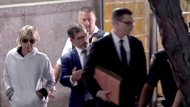 Aktris Selma Blair Ditangkap Setelah Terlibat Penyerangan di Pesawat
