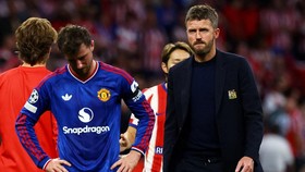Soccer Football - UEFA Champions League - Atletico Madrid v Manchester United - Riyadh Air Metropolitano, Madrid, Spain - October 13, 2026Manchester United manager Michael Carrick looks dejected after the match REUTERS/Susana Vera     TPX IMAGES OF T