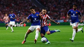 Soccer Football - UEFA Champions League - Atletico Madrid v Manchester United - Riyadh Air Metropolitano, Madrid, Spain - October 13, 2026 Manchester United's Lisandro Martinez in action with Atletico Madrid's Alejandro Grimaldo REUTERS/Susana Vera