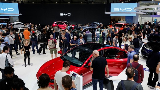 Visitors on the BYD stand at the 2026 Paris Motor Show in Paris, France, October 13, 2026. REUTERS/Benoit Tessier