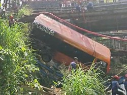 Kronologi Elf Rem Blong Terjun ke Sungai di Bogor hingga Tewaskan Sopir