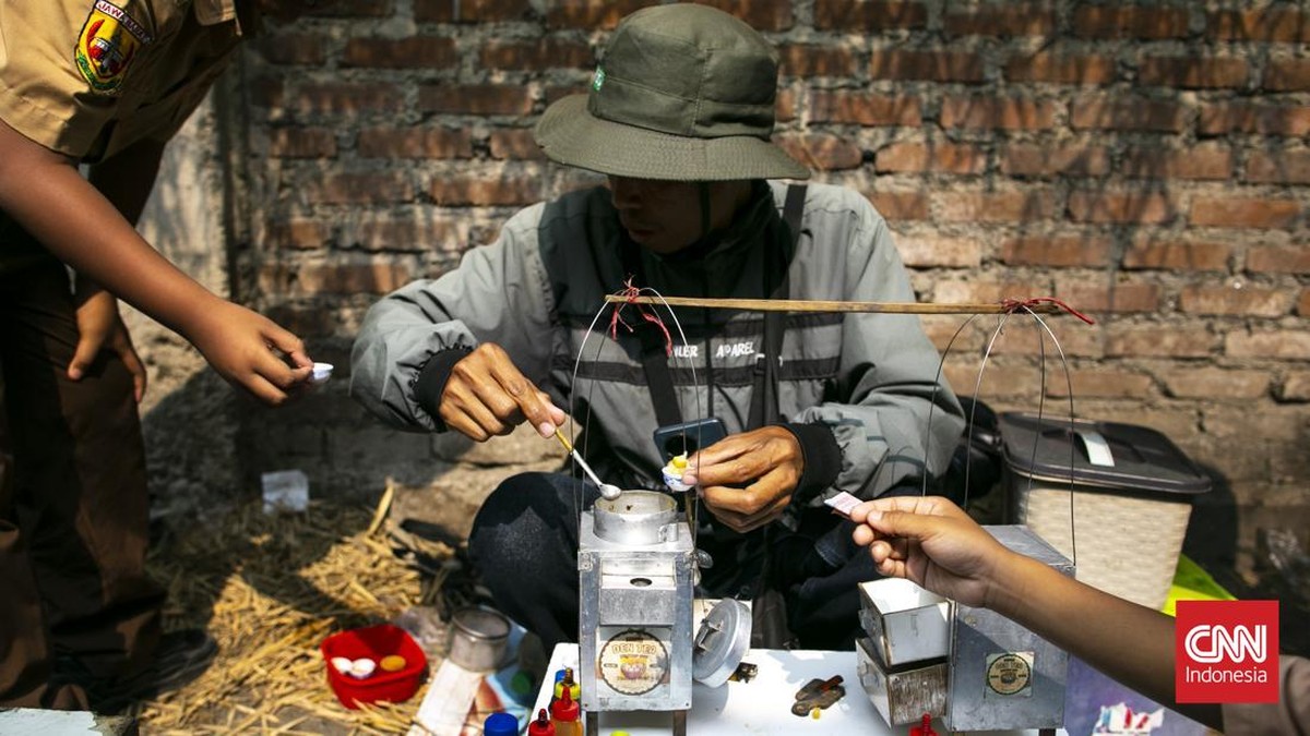Deden Mahfud Aliyudin (alias Mang Den) penjual kuliner viral asal Bojong Koneng, Kabupaten Bandung menyajikan satu porsi cuanki lengkap dalam versi miniatur fungsional. (CNN Indonesia/Hesti Rika)