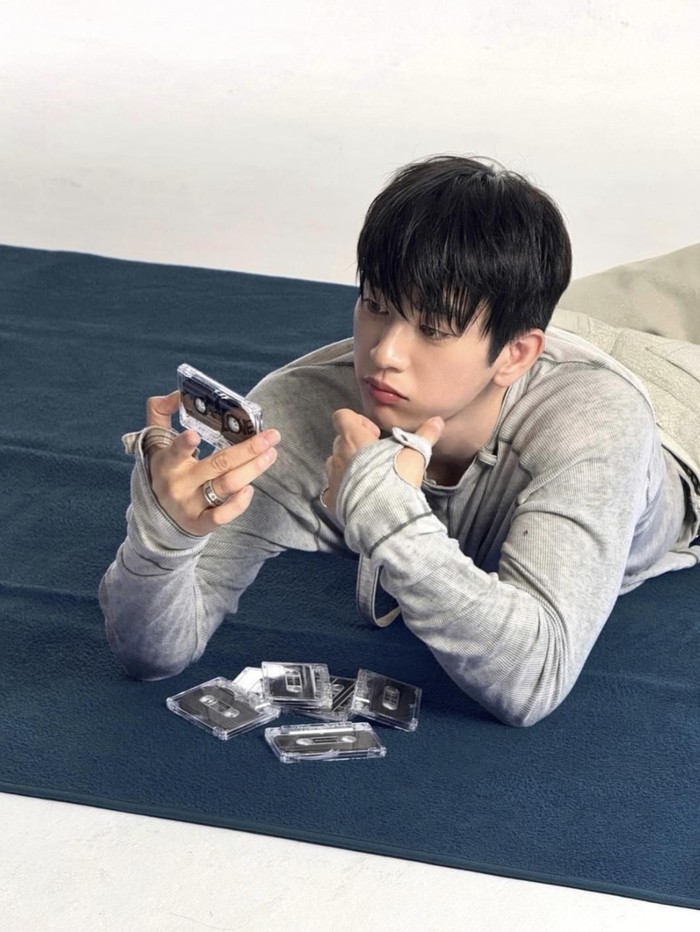 Dikenal sebagai salah satu selebriti dengan jiwa sosial yang tinggi. Jin Young pernah mendonasikan uang sejumlah 100 juta won, untuk anak-anak yang rentan kelaparan, sebagai bentuk perayaan ulang tahunnya./ foto: instagram.com/jinyoung_0922jy