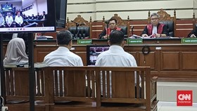 Sidang kasus pungli terkait pengurusan izin pertambangan dan pengusahaan air tanah di wilayah Jawa Timur.