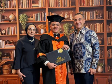 Ungkapan Haru Ferdy Hasan Dampingi Sang Putra yang Berkebutuhan Khusus Wisuda S1, Bangga Bun