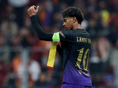 Soccer Football - UEFA Champions League - Galatasaray v FC Barcelona - Rams Park, Istanbul, Turkey - October 13, 2026 FC Barcelona's Lamine Yamal puts on the captains armband after Pedri is substituted REUTERS/Murad Sezer     TPX IMAGES OF THE DAY
